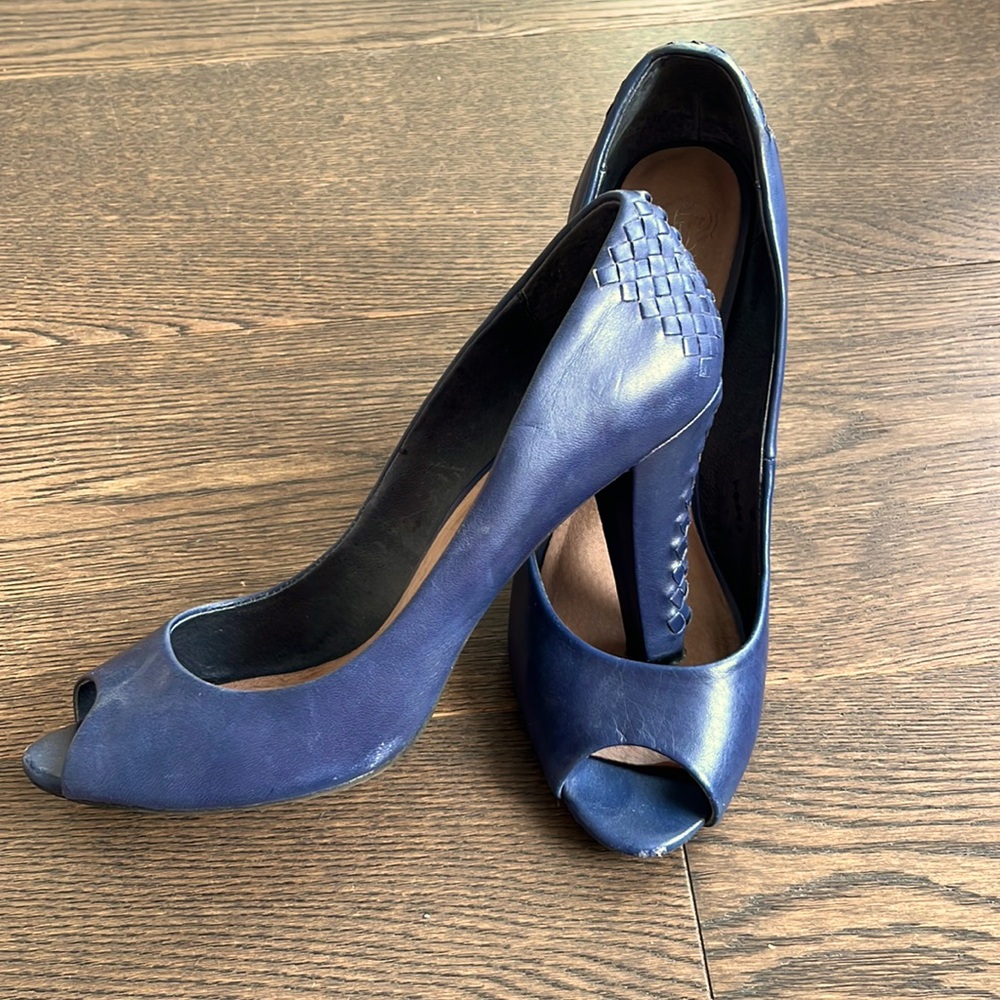 Elliot Lucca Peep-toe Pump